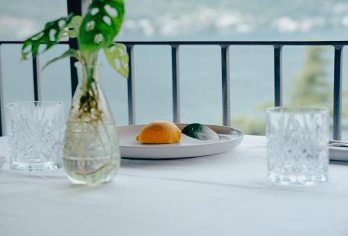 内索Briisa De Ness的一张桌子,上面有橙子和花瓶