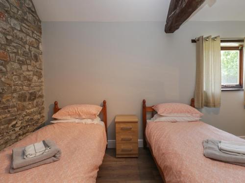 布里斯托Swallow Barns的一间卧室设有两张床和砖墙