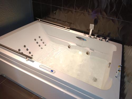吉赞吉赞公园酒店的浴室设有白色浴缸。
