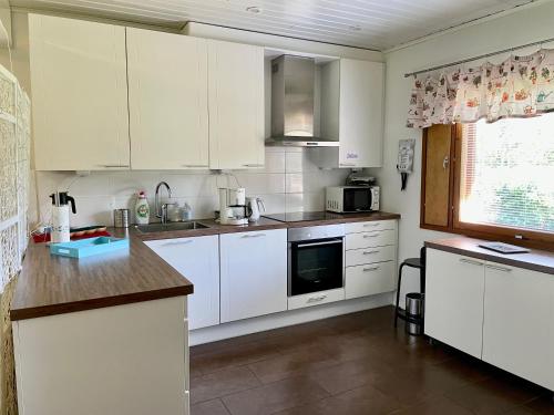 Villa Salir - bedroom, kitchen and bathroom的厨房配有白色橱柜和台面