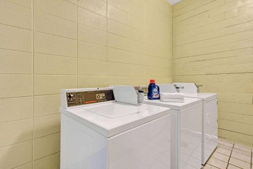 印第安纳波利斯速8南印第安纳波利斯酒店的洗衣房配有2台洗衣机和水槽