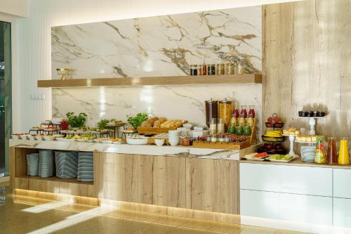 卢布林地区托马舒夫安东尼酒店的厨房配有带食物的柜台