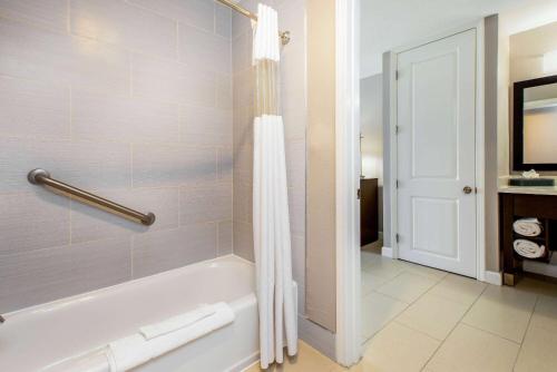 波莫纳波莫纳拉金塔旅馆及套房的带浴缸和淋浴帘的浴室