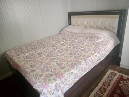 穆拉Karavan Kır Evi的一张小床,放在一个床上