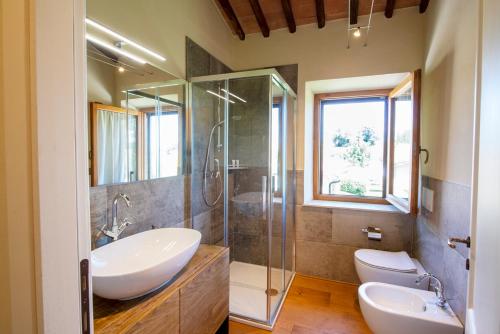 LupompesiCasanova di Campriano的一间带两个水槽和玻璃淋浴间的浴室
