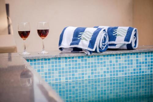 罗纳瓦拉Villa Amara 29 by Stay ALYF, Lonavala的两杯葡萄酒和毛巾放在一个圆顶上