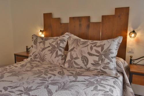 蒂亚斯Cabaña La Higuera的一张带木制床头板的床和两个枕头