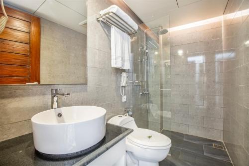 GazipurDream Square Resort的一间带水槽和卫生间的浴室