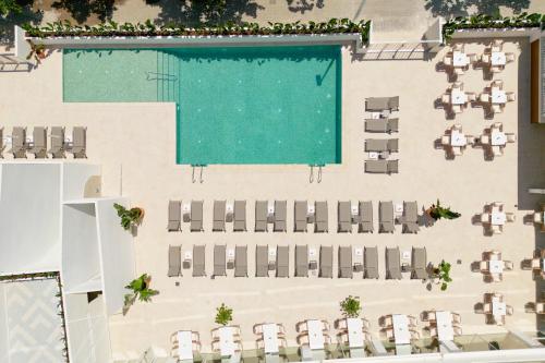 卡斯特利翁-德拉普拉纳RH Silene Hotel & Spa 4 Sup的享有带游泳池的度假村的顶部景致