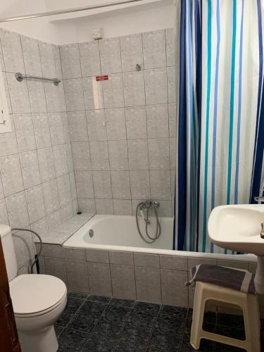 纳弗帕克托斯Agni的带浴缸、卫生间和盥洗盆的浴室