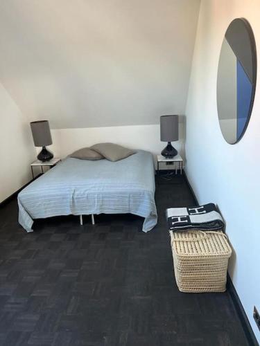 夏洛滕隆Designer apartment的一间卧室配有一张床、镜子和一个篮子