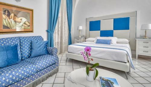 卡普里Le Botteghe 59 Capri的酒店客房,配有床和沙发