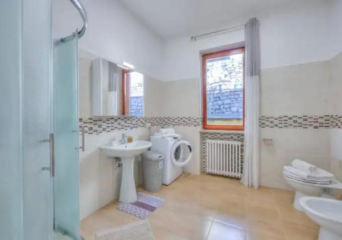 拉韦诺Apartment With View Lake Maggiore/Laveno Mombello的一间带水槽和卫生间的浴室