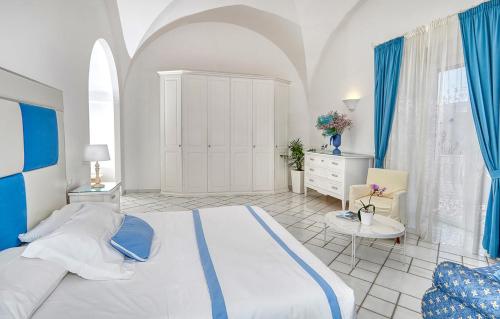 卡普里Le Botteghe 59 Capri的一间大卧室,配有大床和蓝色窗帘