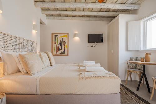 孔波尔塔Villa da Comporta - Quarto Praia da Arrábida T0的一间白色卧室,配有一张大床和一台电视