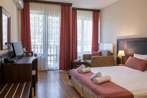 韦林格勒Апартамент и Студия "Спа Вълшебство"的酒店客房设有床和客厅。