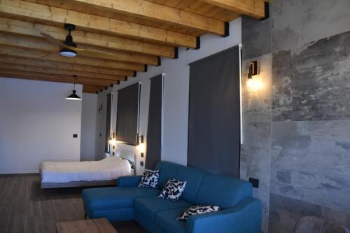 NuritGilboa Siesta / סייסטה בגלבוע的客厅配有蓝色的沙发和床。
