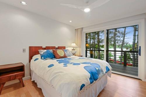 史蒂文斯波因特Modern Style Lakefront Retreat的一间卧室设有一张床和一个大窗户