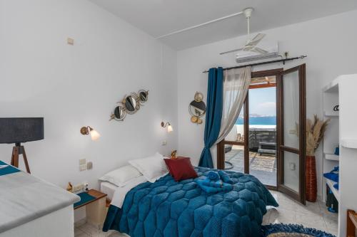 MytakasIliovasilema Studios的一间卧室配有一张床,享有海景