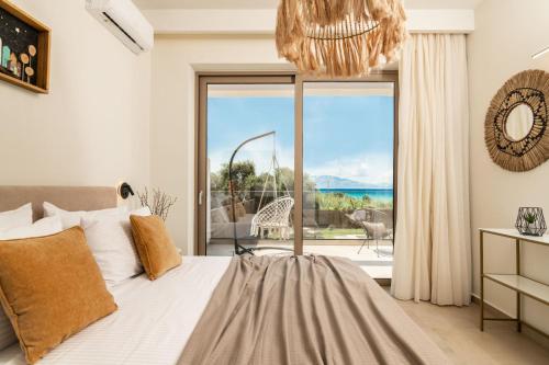 阿利卡纳斯Aktis Elegant Villa的一间卧室设有一张床和一个大窗户