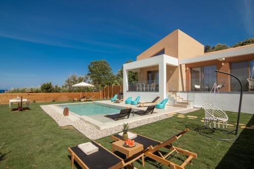 阿利卡纳斯Aktis Elegant Villa的庭院内带游泳池的别墅