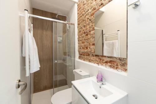 马德里Apartamento 1hab con estilo cerca de Ventas的一间带水槽和玻璃淋浴的浴室