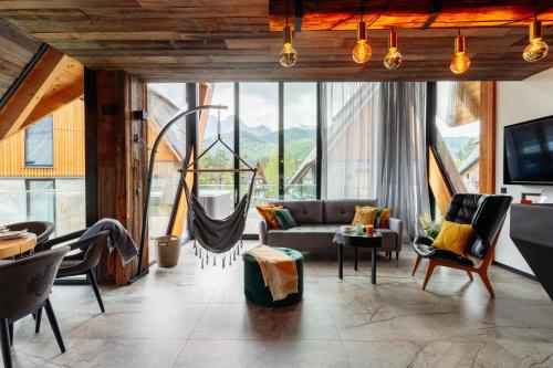 考斯赛力克Landscape Zakopane by LoftAffair的带沙发和吊床的客厅