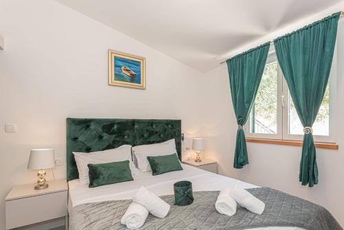 耶塞尼采Betelgeuse的一间卧室配有一张带绿色窗帘的大床