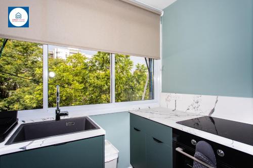 内坦亚Design apartments in Netanya的一个带水槽和大窗户的厨房
