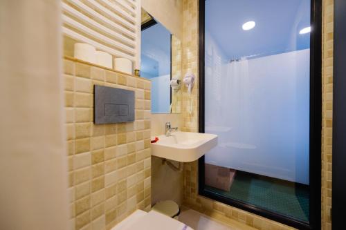 阿马拉Hotel Parc的一间带水槽和卫生间的浴室
