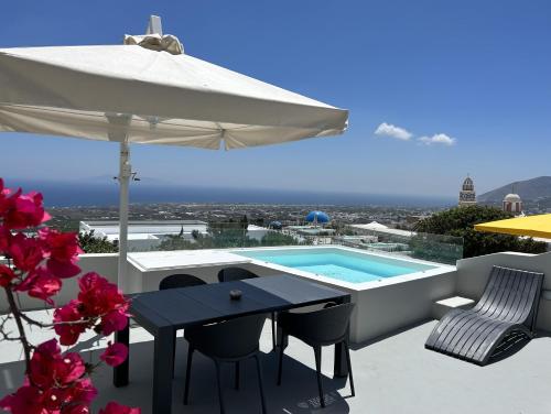 费拉Villa DALI Danae的一个带桌子和遮阳伞的庭院和一个游泳池