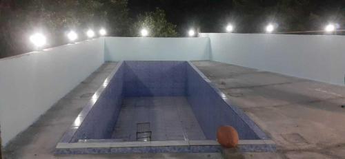 Itʼkhvisiguest hause giorgi,kobuleti- xala的一座游泳池,在晚上在一座建筑的顶部