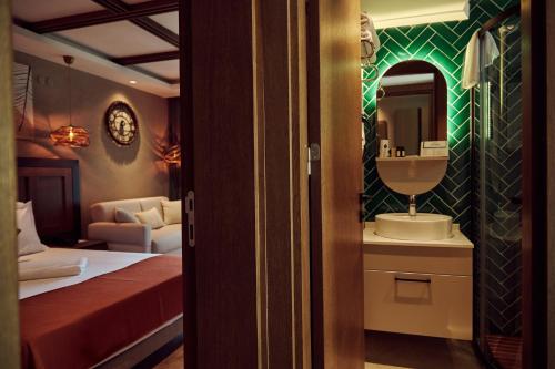 埃尔代克Parmos Otel的一间卧室配有床、水槽和镜子