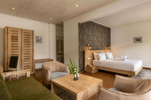 康提Ru Boutique的酒店客房配有一张床铺和一张桌子。