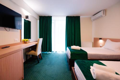 阿马拉Hotel Parc的酒店客房配有两张床和一张书桌