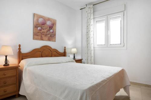 贝赫尔-德拉弗龙特拉Casa Soumia的白色的卧室设有床和窗户