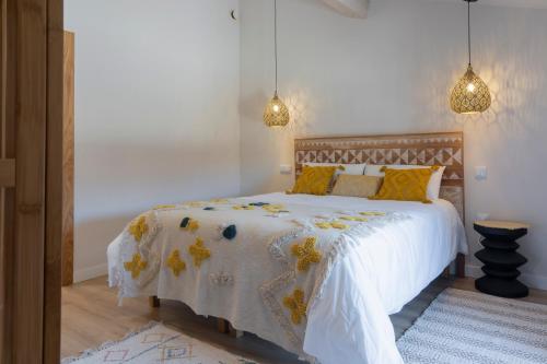 CardeñadijoCasa del Sol 55的一间卧室配有一张带黄色枕头的床