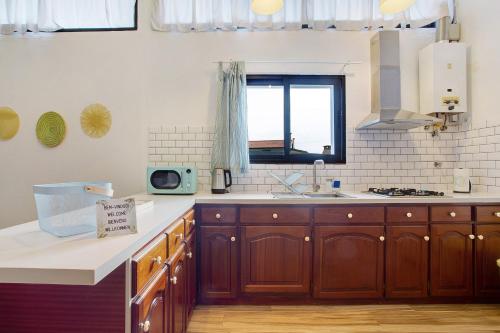 丰沙尔Funchal Boa Nova Apartment的厨房配有木制橱柜和窗户。