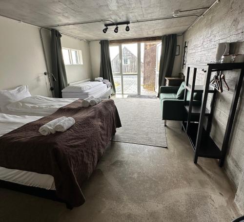 塞尔福斯Brú Country Estate的酒店客房设有两张床和窗户。