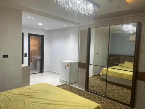 Kafr Abū ʼumaydahشقة فندقية 3 غرف كمبوند الخمائل的一间卧室配有一张床和一面大镜子