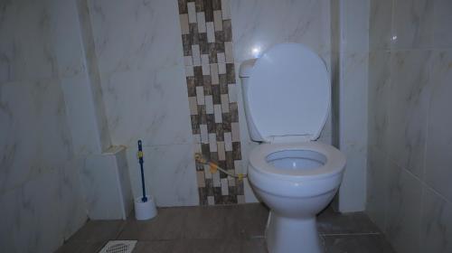 Langata RongaiSpringstone apartment Room 11的浴室设有白色的卫生间和盖子