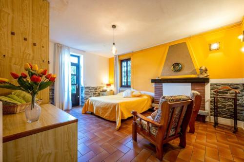 科利科VILLA LAGO - GROUND FLOOR的一间卧室配有一张床和一个壁炉