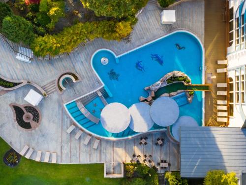 赫维兹Hotel Carbona Thermal Spa的游泳池的顶部景色