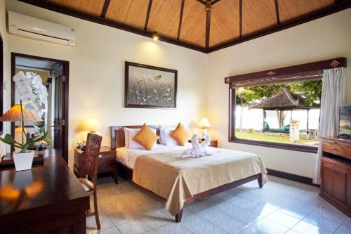 甘地达萨卡迪达萨普里巴古斯酒店的一间卧室配有一张床、一张书桌和一个窗户。