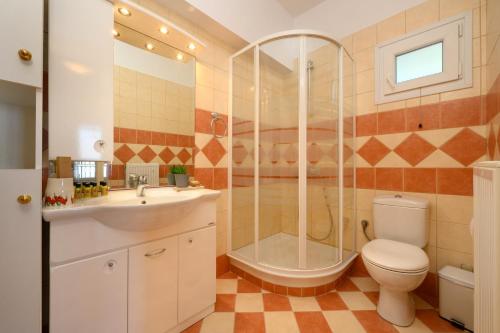 科孚镇Nisos Sunset Apartments Agios Gordios的带淋浴、卫生间和盥洗盆的浴室