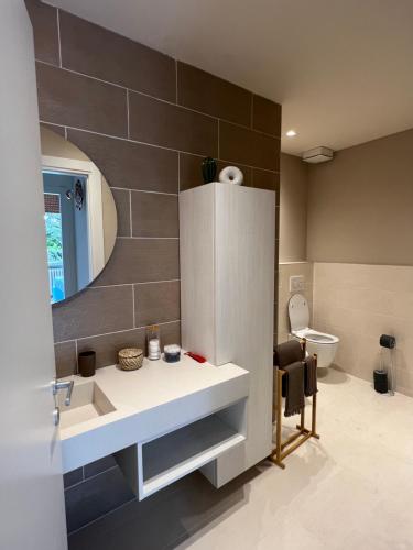 帕尔马Rosa di Parma的浴室配有白色水槽和卫生间。