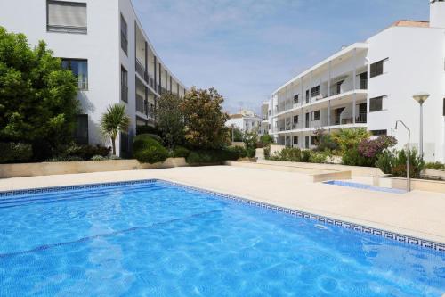 塔维拉Apartment Pepita-tavira Centre, Pool & Garage的大楼前的游泳池