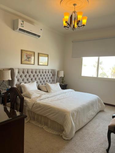 杜拉特阿拉尔شاليه La veranda的卧室配有一张白色大床和吊灯。