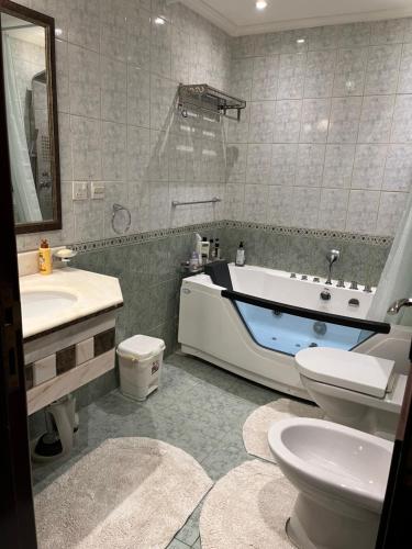 杜拉特阿拉尔شاليه La veranda的带浴缸、卫生间和盥洗盆的浴室