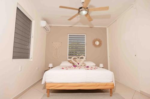 简蒂埃尔Villa Bon Bon - Jan Thiel - Vista Royal的一间卧室配有一张带吊扇的床